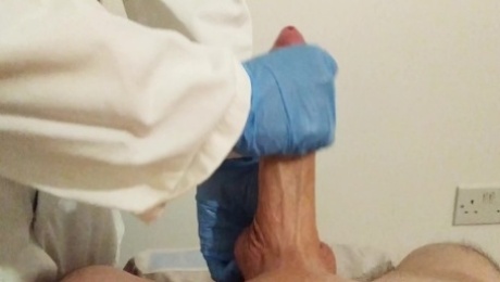 Esthetician gets paid for a handjob after waxing