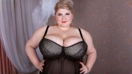 Chubby BBW hottie Halina is sucking her lovely transparent dildo