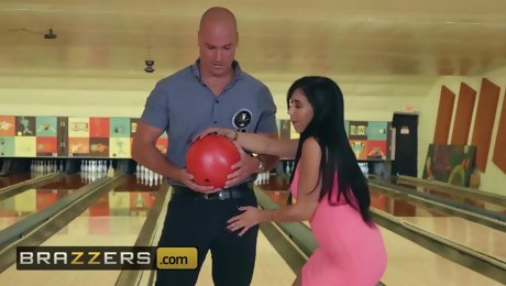 Valerie Sean - Bowling For The Bachelor